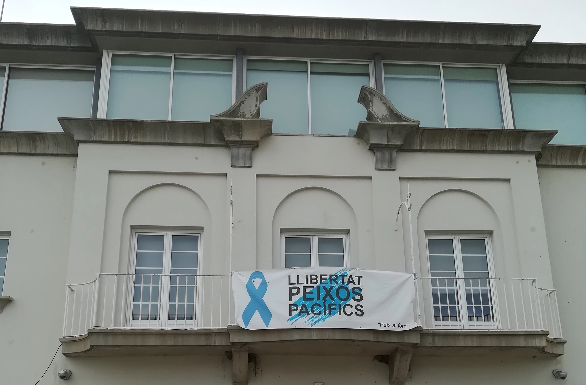 Façana de la Casa de la Vila del Port de la Selva (2019).
S'hi pot observar la pancarta amb el lema 